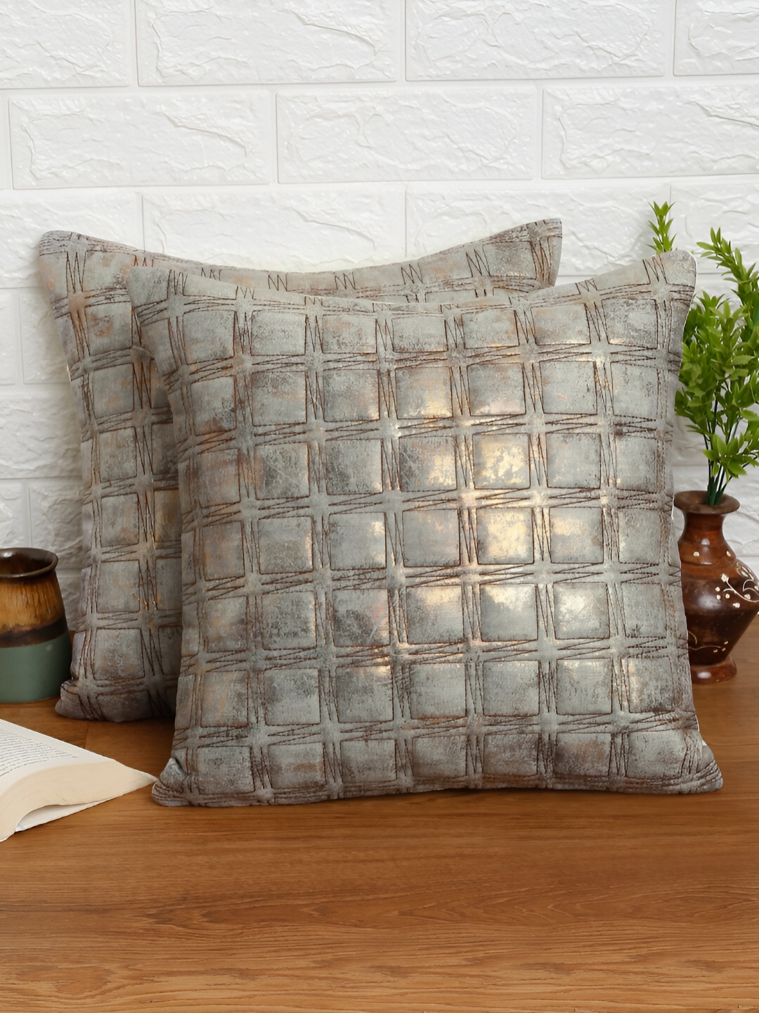 

DREAM WEAVERZ Grey & Gold-Toned Set of 2 Abstract Velvet Square Cushion Covers
