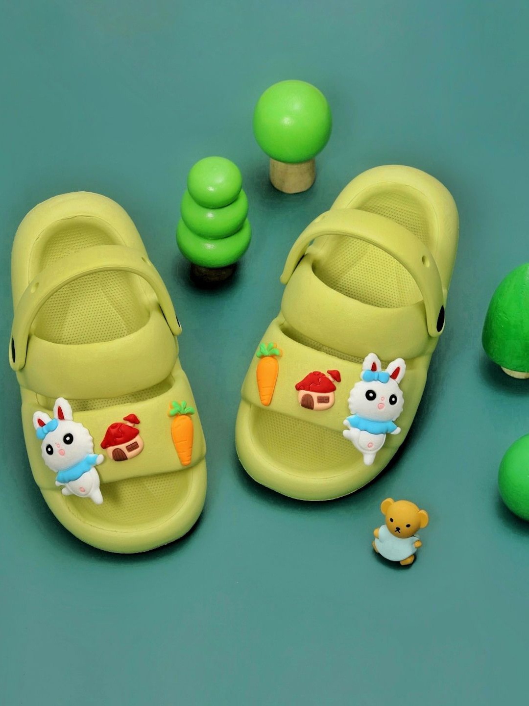 

Yellow Bee Girls Self Design Clogs, Green