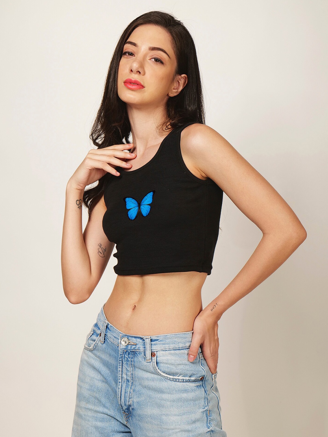 

Fashion And Youth Graphic Printed Sleeveless Fitted Crop Top, Black