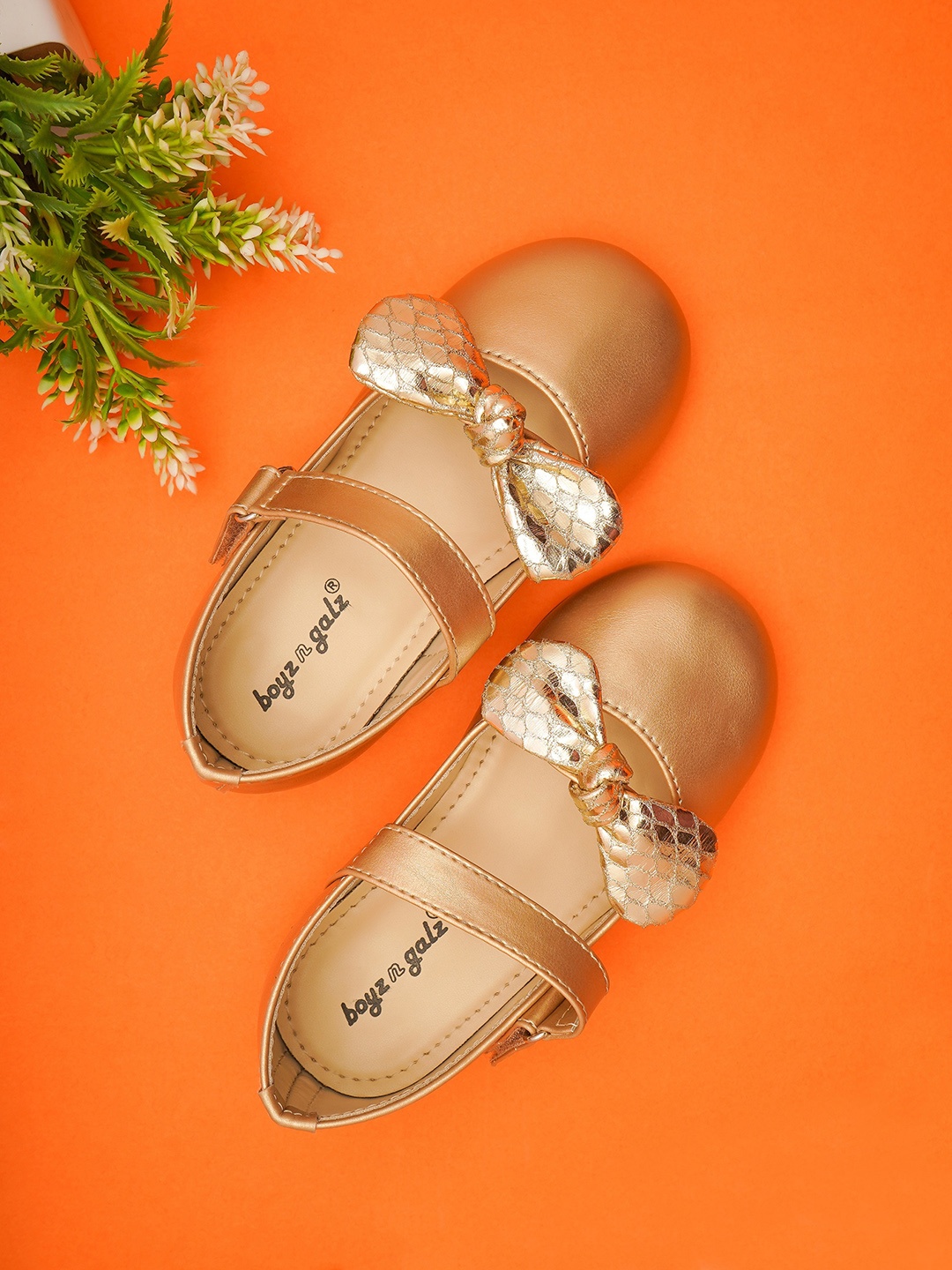 

BOYZ N GALZ Girls Textured Round Toe Ballerinas, Gold