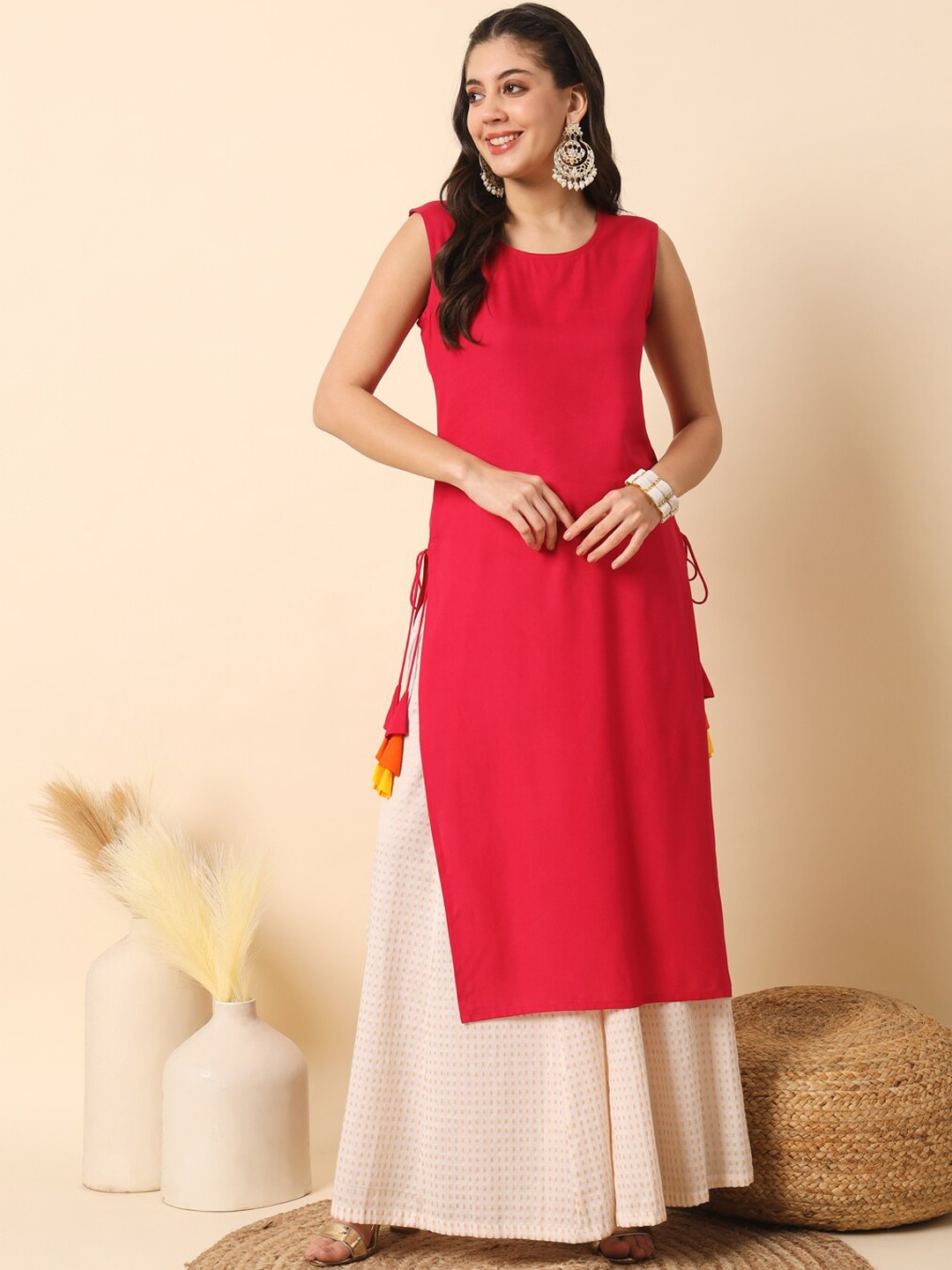 

Meeranshi Geometric Round Neck Sleeveless Thread Work Kurta, Magenta