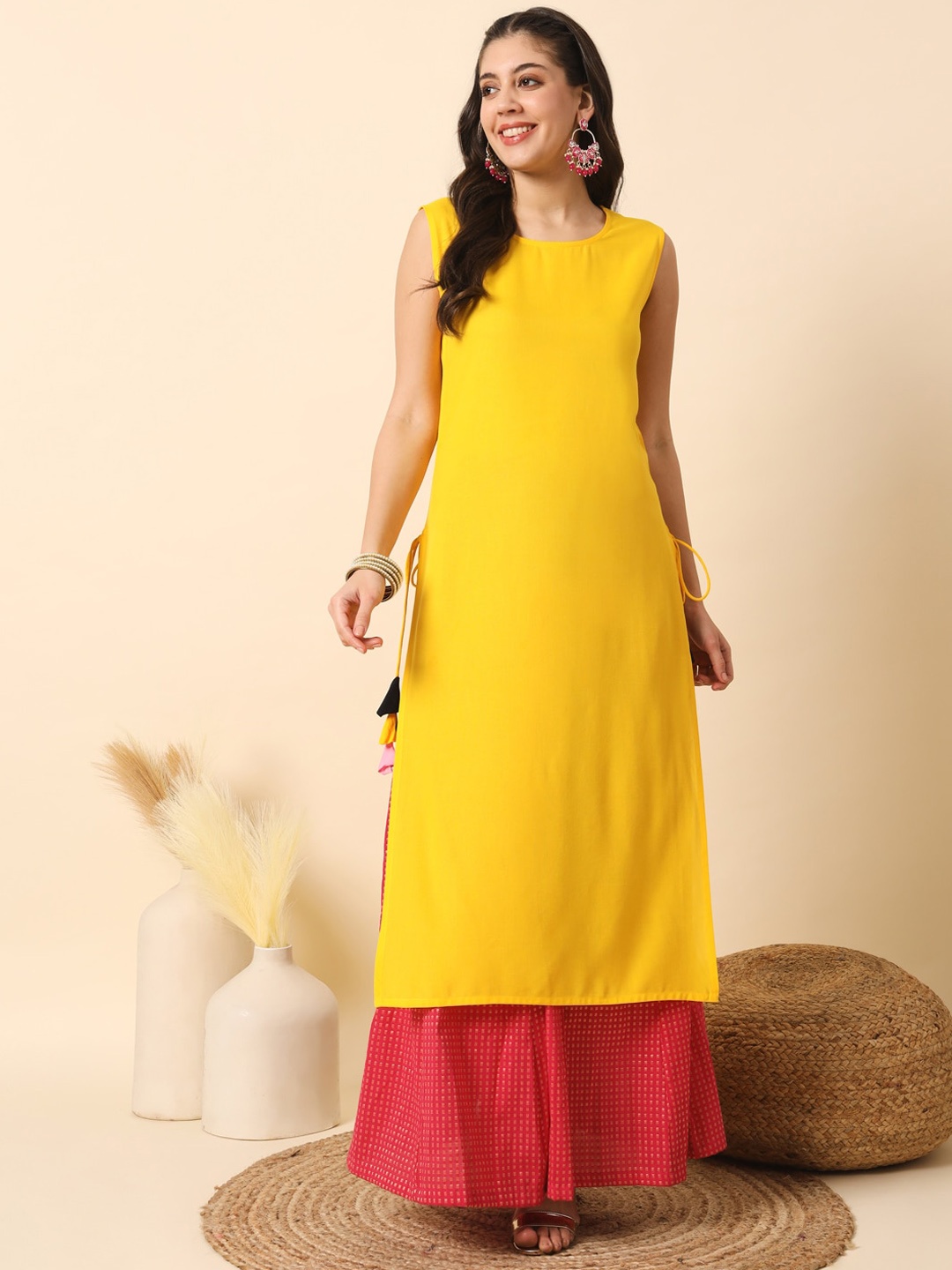 

Meeranshi Geometric Round Neck Sleeveless Thread Work Kurta, Yellow