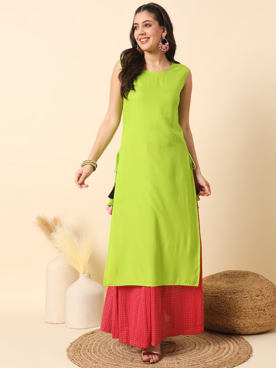 

Meeranshi Round Neck Sleeveless A-Line Kurta, Lime green