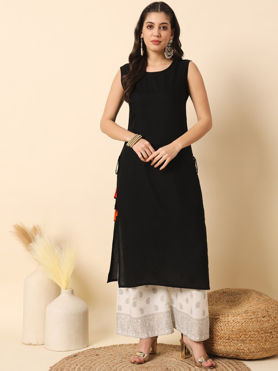 Meeranshi Geometric Round Neck Sleeveless Thread Work Kurta, Black