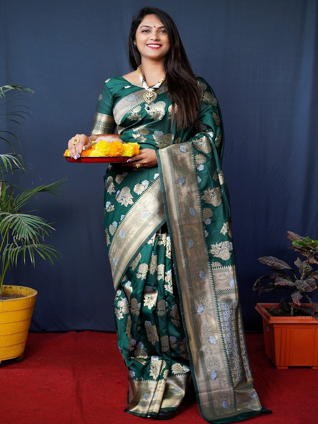 

SGF11 Ethnic Motifs Woven Design Zari Pure Silk Kanjeevaram Saree, Green