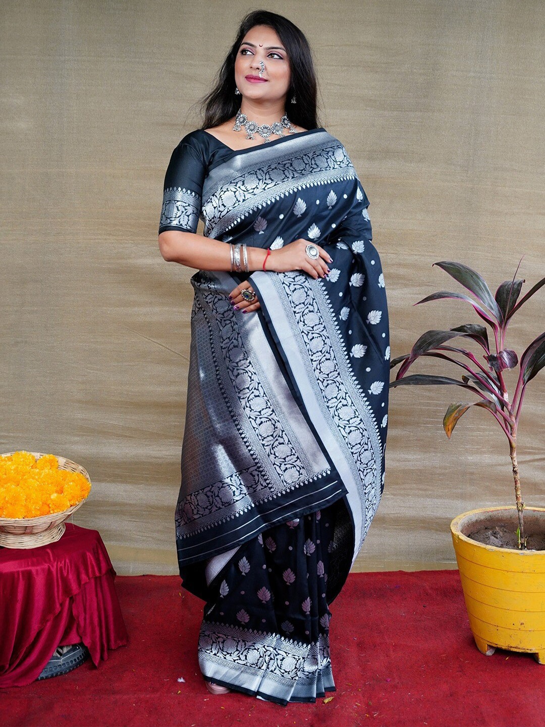 

SGF11 Ethnic Motifs Woven Design Zari Pure Silk Kanjeevaram Saree, Black
