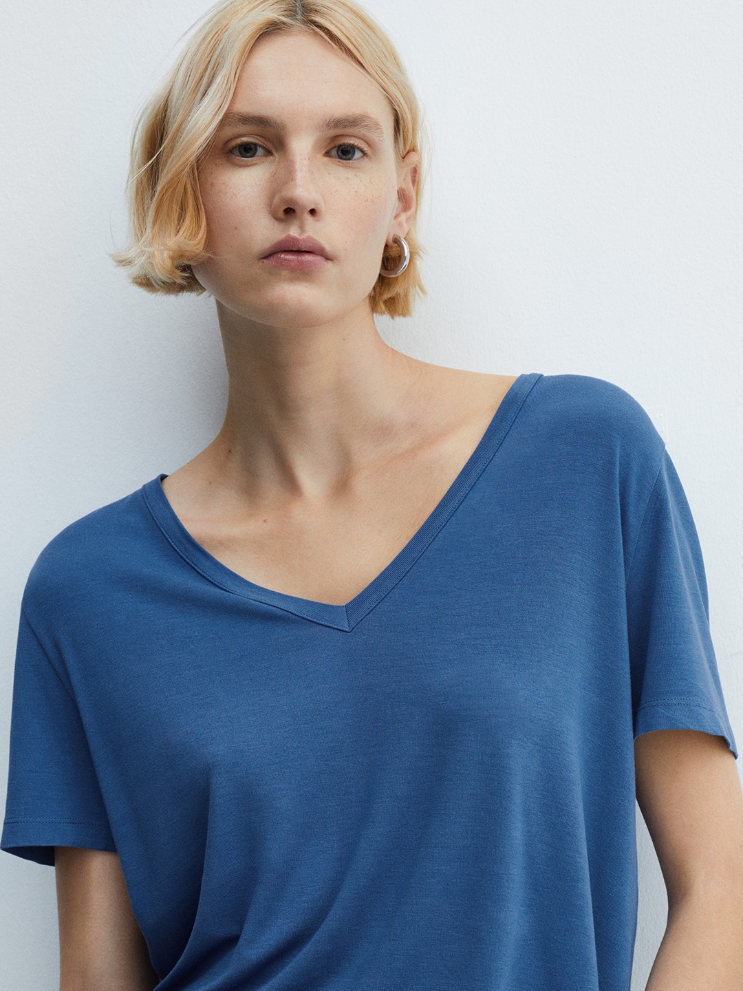 

MANGO Women Solid V-Neck T-shirt, Blue