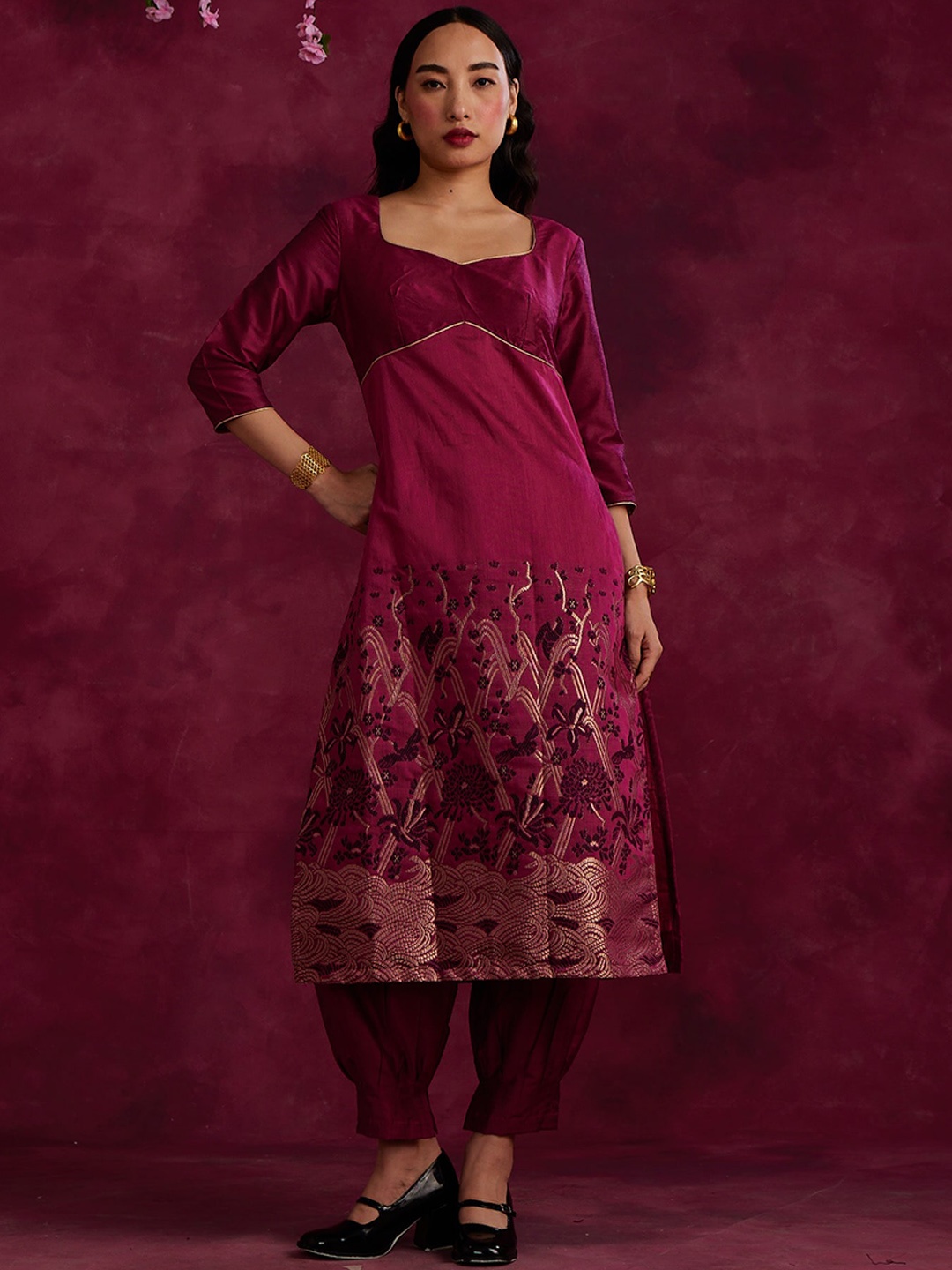 

Abhishti Floral Embroidered Zari Cotton V-Neck A-Line Kurta, Magenta