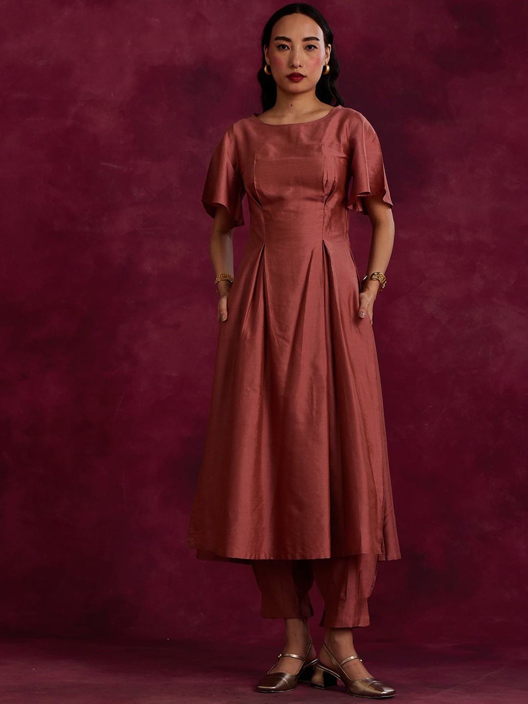 

Abhishti Floral Embroidered Flared Sleeves Back Cut-Out Kurta, Brown