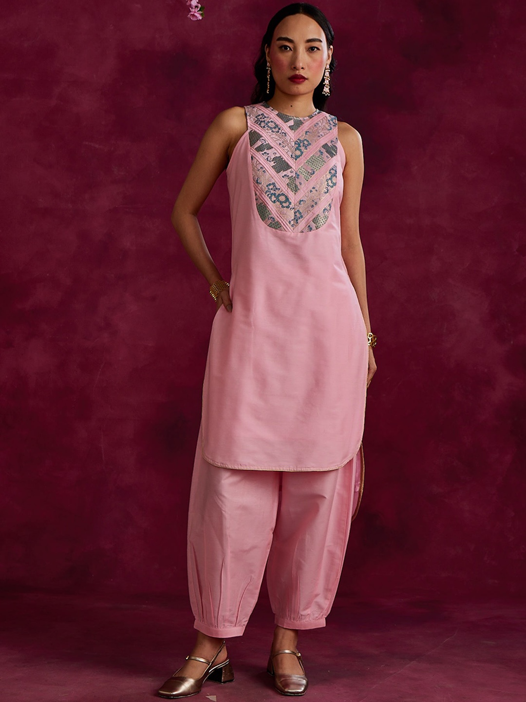

Abhishti Floral Yoke Design Sleeveless Straight Kurta, Pink