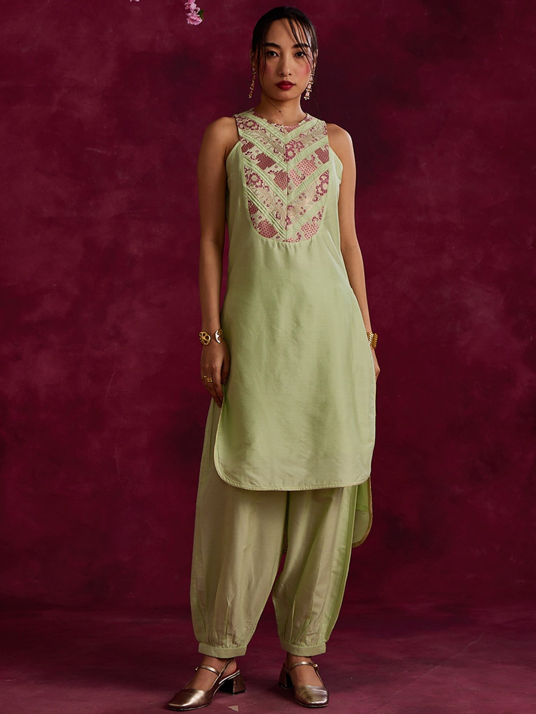 

Abhishti Floral Embroidered Zari Cotton Round Neck Sleeveless A-Line Kurta, Green