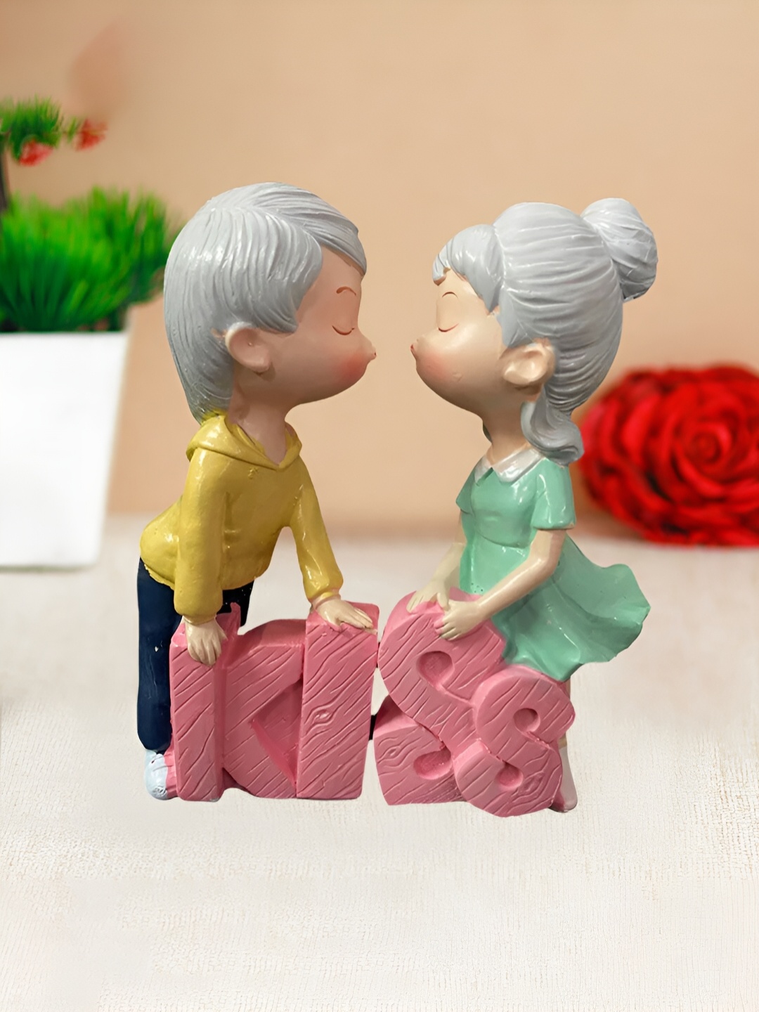 

Giftii Pink Small Figurine Love Couple Showpiece