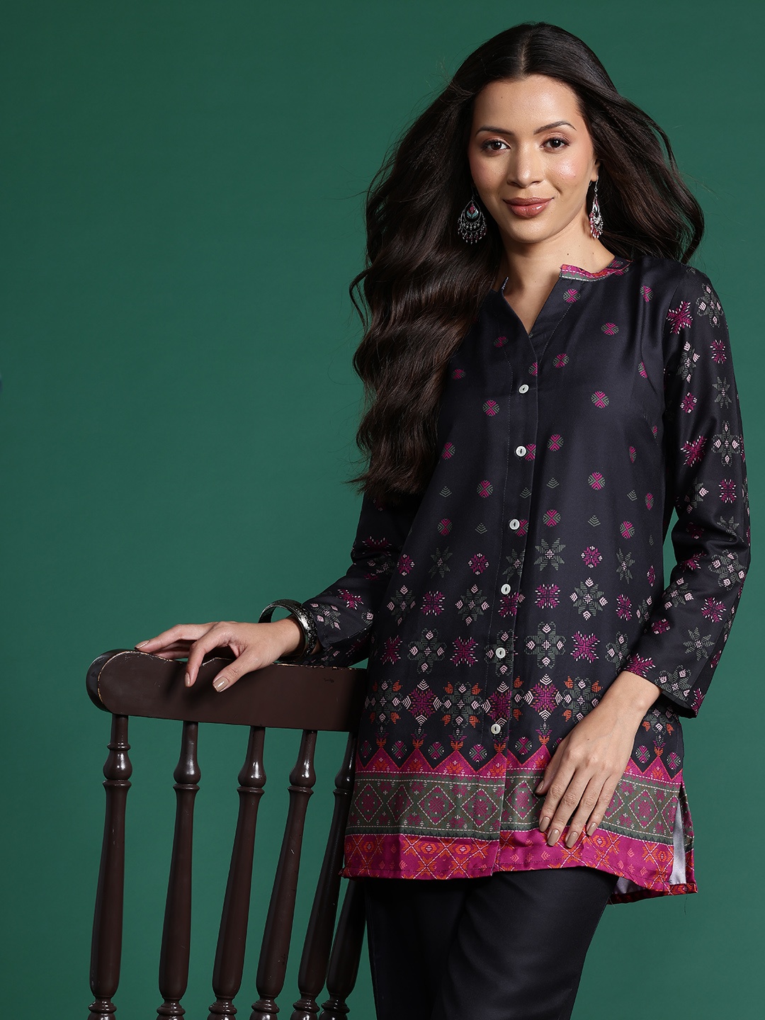 

Sangria Ethnic Motifs Printed Kurta With Trousers, Black