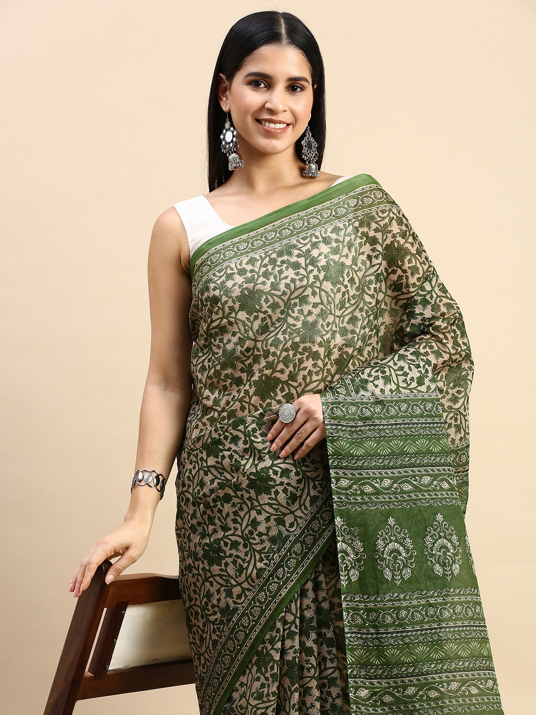 

SHANVIKA Ethnic Motifs Pure Cotton Saree, Green