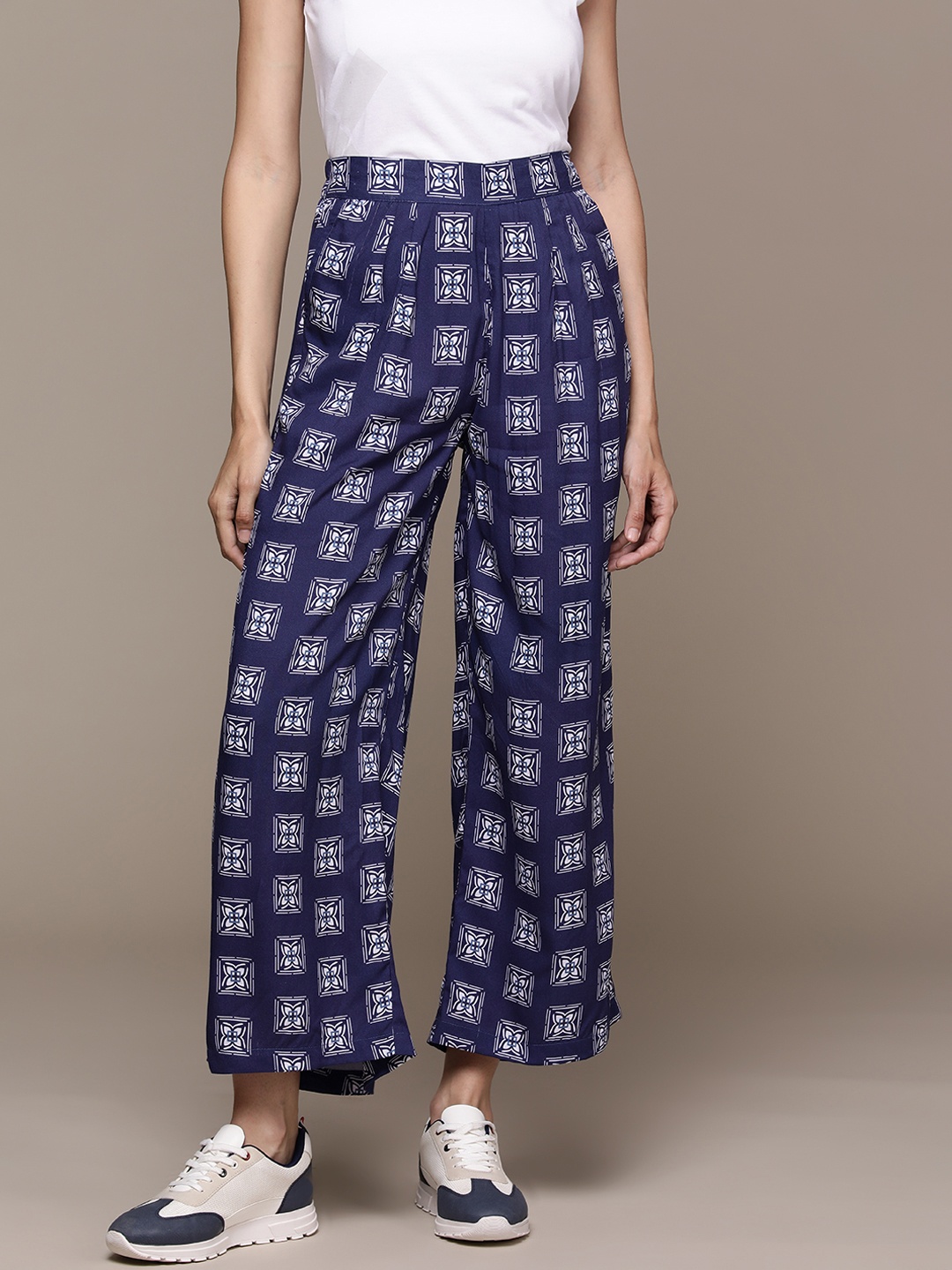 

Roadster Women Printed Loose Fit High-Rise Trousers, Navy blue