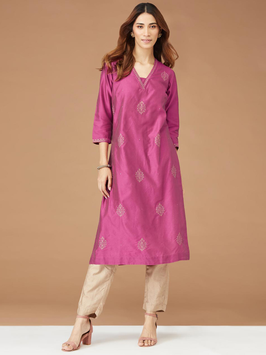 

Fabindia Floral Embroidered Round Neck Three-Quarter Sleeves Straight Kurta, Maroon