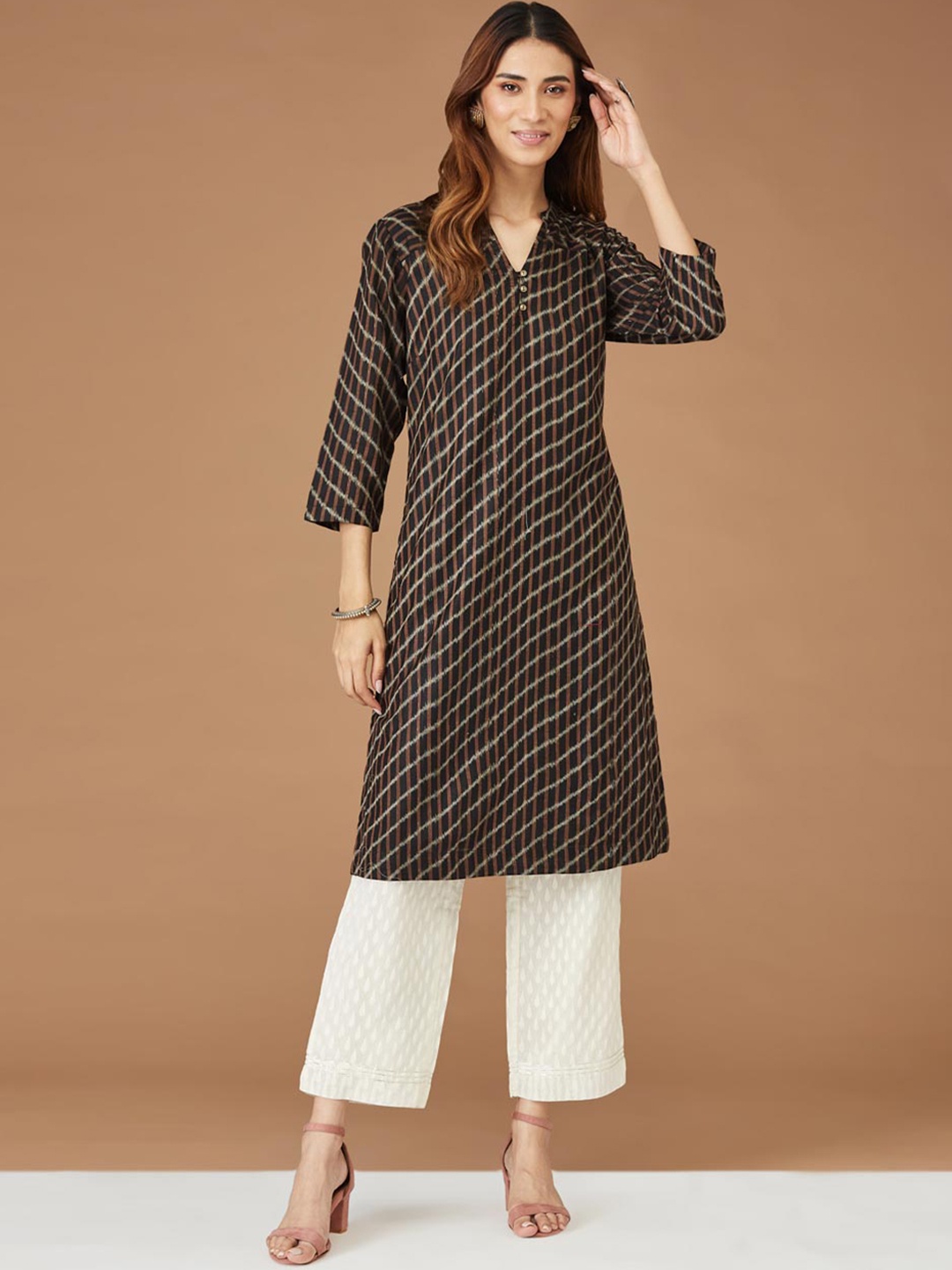 

Fabindia Checked Band Collar Three-Quarter Sleeves Straight Kurta, Black