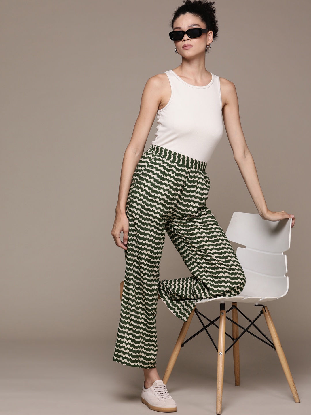 

Roadster Women Printed Loose Fit High-Rise Trousers, Green