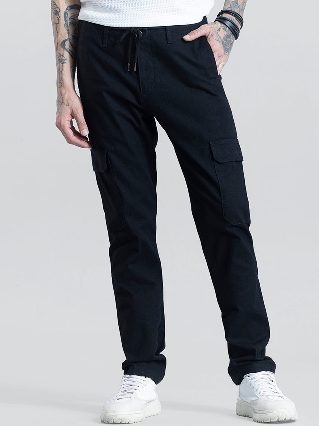 

Snitch Men Black Smart Tapered Fit Mid-Rise Cotton Cargos Trousers
