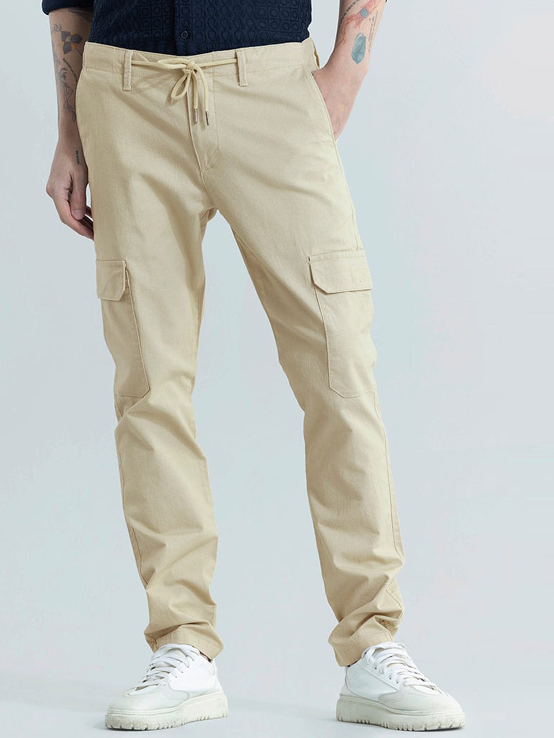 

Snitch Men Cream Smart Tapered Fit Mid-Rise Cotton Cargos Trousers