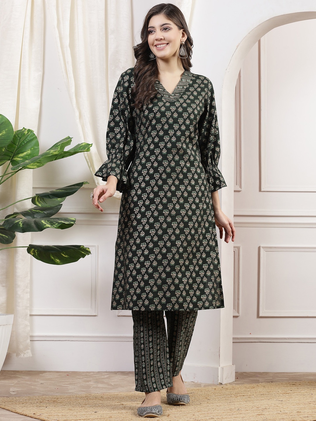 

Nayam By Lakshita Floral Printed Straight Kurta With Trousers Set, Green