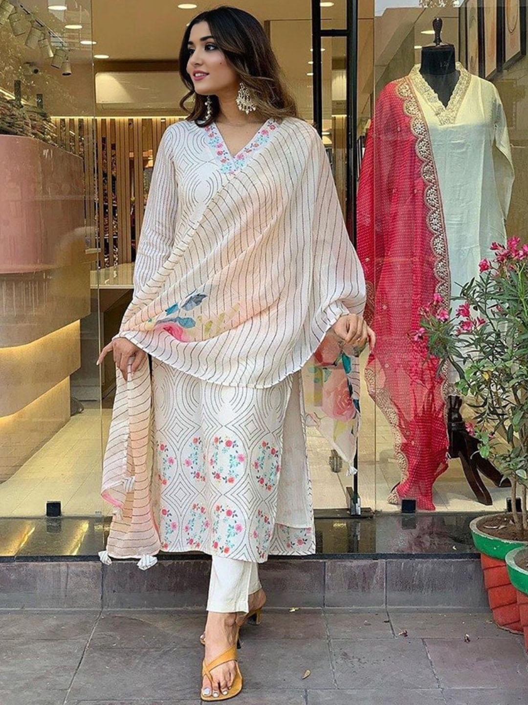 

BLACK SCISSOR Floral Printed V-Neck Straight Kurta with Trousers & Dupatta, Off white