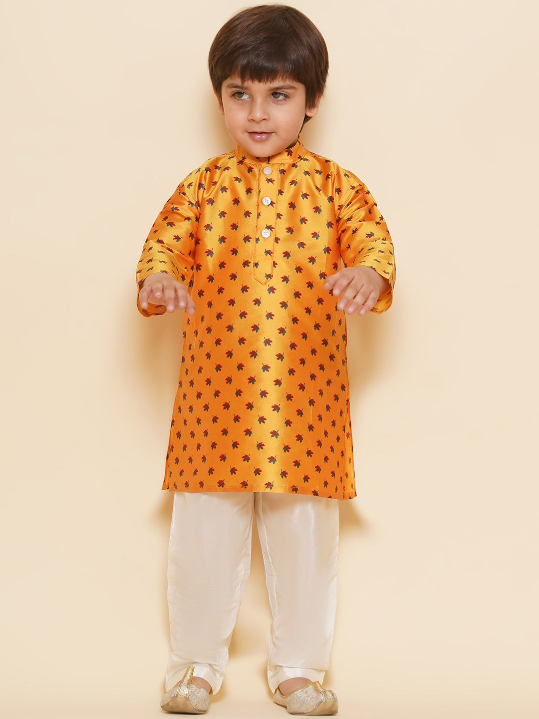 

Sethukrishna Boys Floral Printed Mandarin Collar Straight Kurta With Pyjamas, Yellow