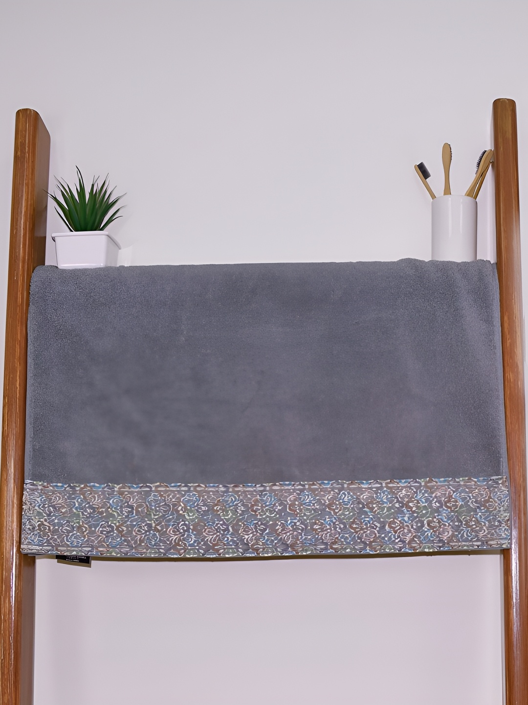 

RANGOLI Grey & Green Double- Ply Terry Cotton 550 GSM Bath Towel