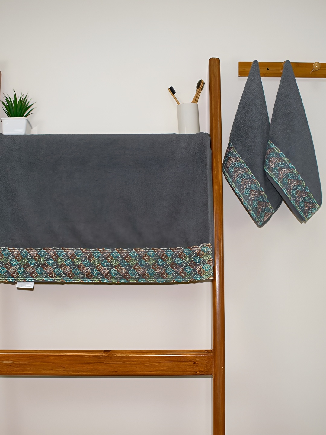 

RANGOLI 3 pcs Pure Cotton Lace Towel set, Grey