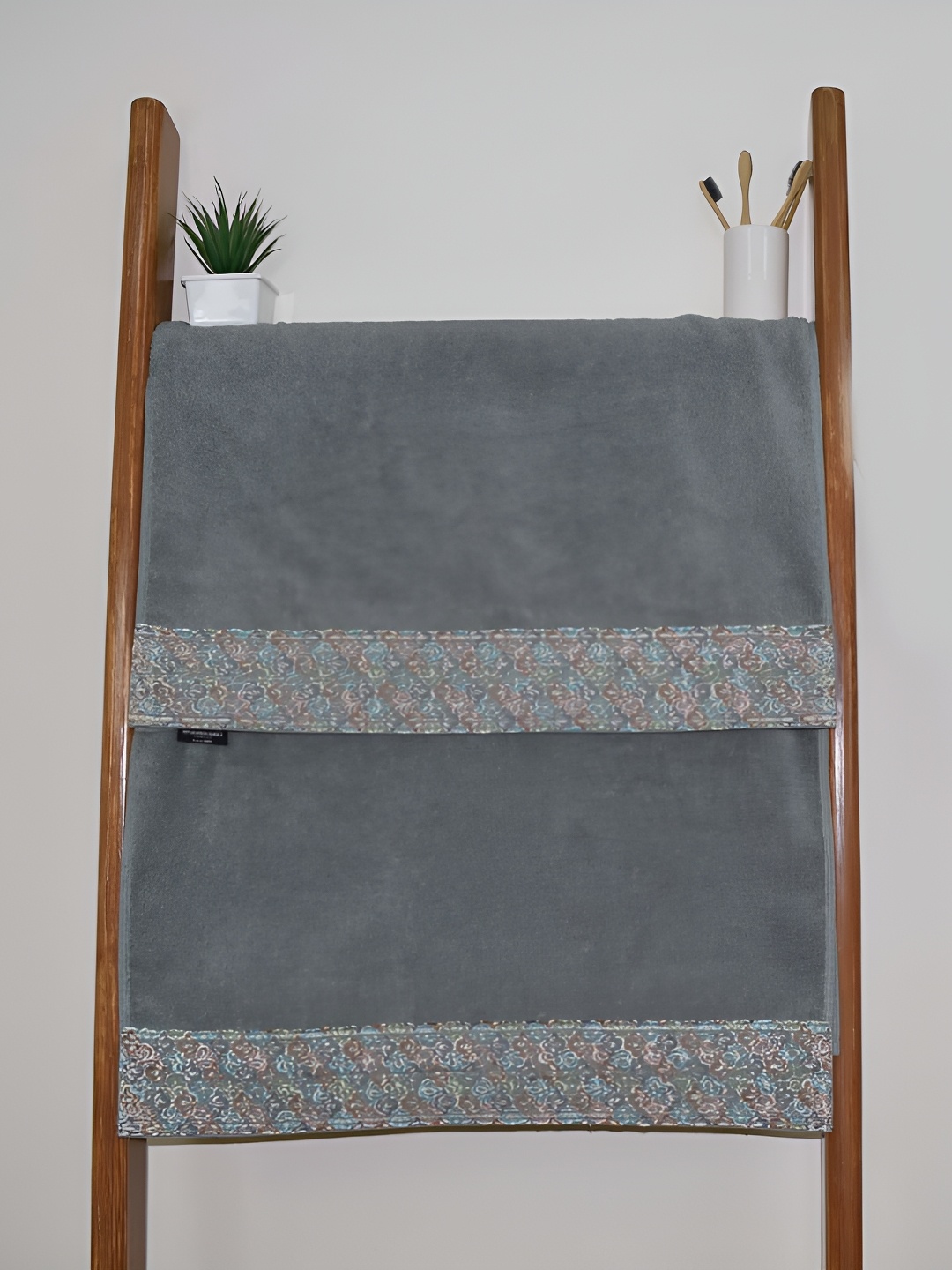 

RANGOLI Green & White 2 Pieces Pure Cotton 550 GSM Bath Towels