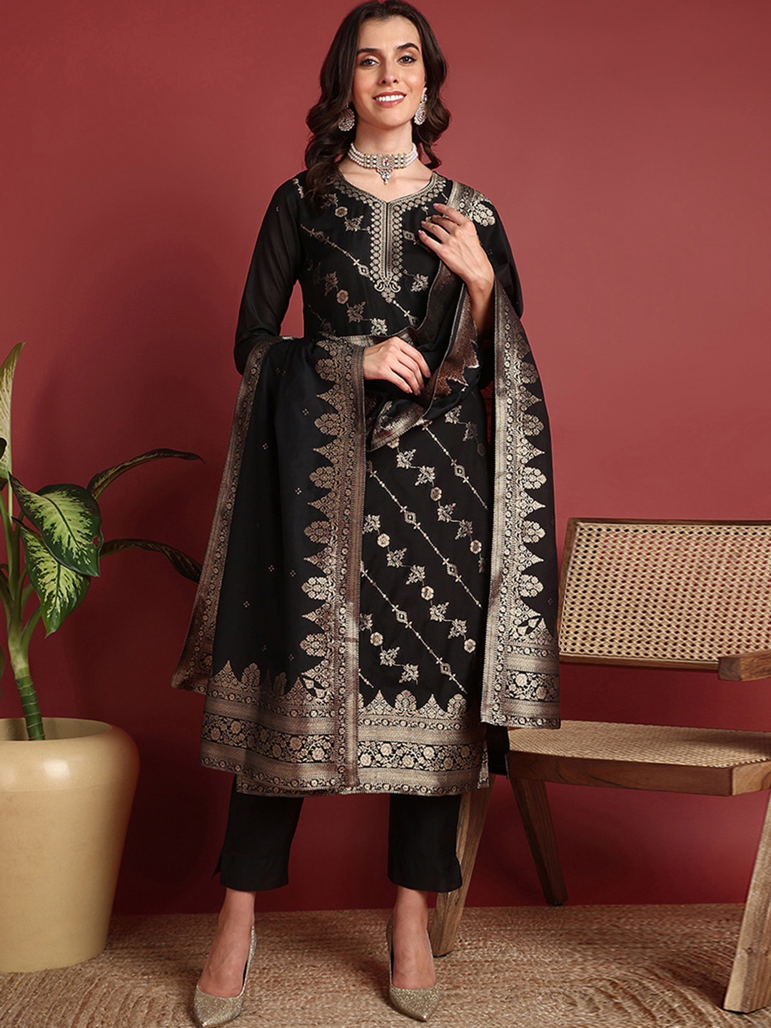 

AHIKA Ethnic Woven Design Three-Quarter Sleeves Straight Kurta with Trousers & Dupatta, Black