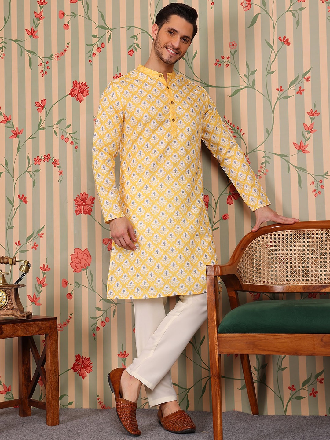 

Ode by House of Pataudi Ethnic Motifs Printed Regular Kurta With Pyjamas, Yellow
