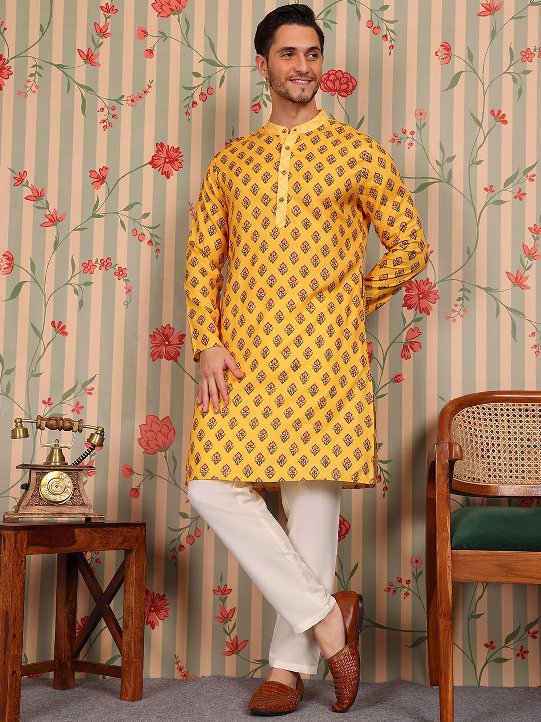

Ode by House of Pataudi Ethnic Motifs Printed Regular Kurta With Pyjamas, Yellow