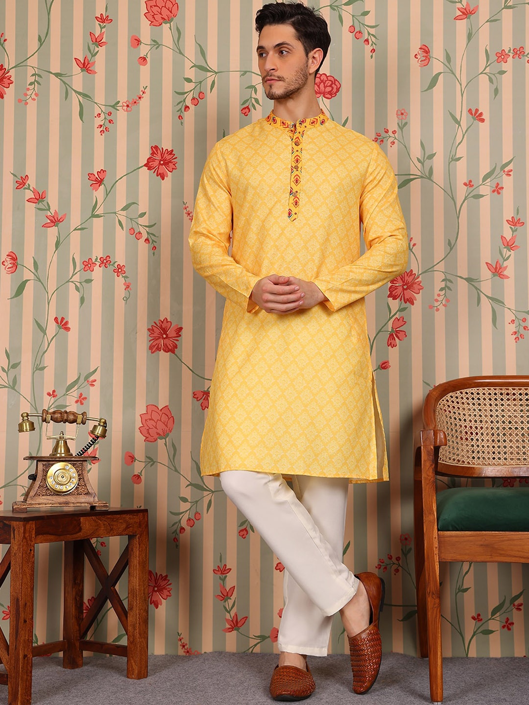 

Ode by House of Pataudi Men Floral Printed Regular Kurta with Pyjamas, Yellow