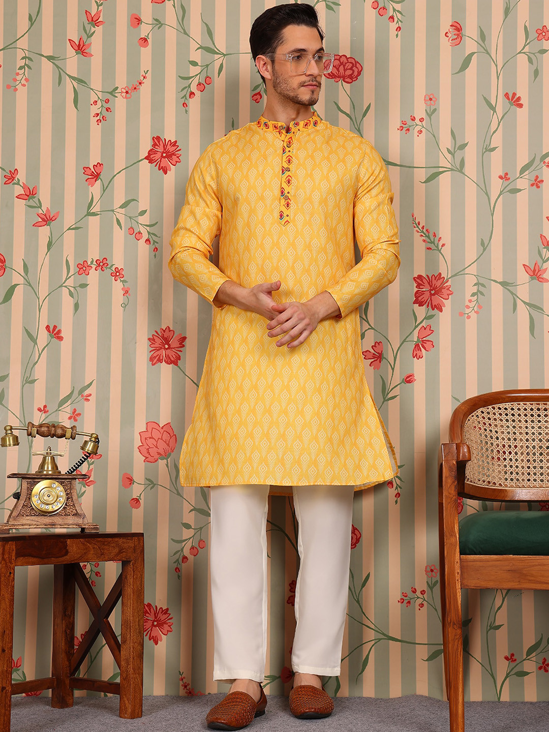

Ode by House of Pataudi Mandarin Collar Long Sleeves Floral Printed Kurta with Pyjama, Yellow