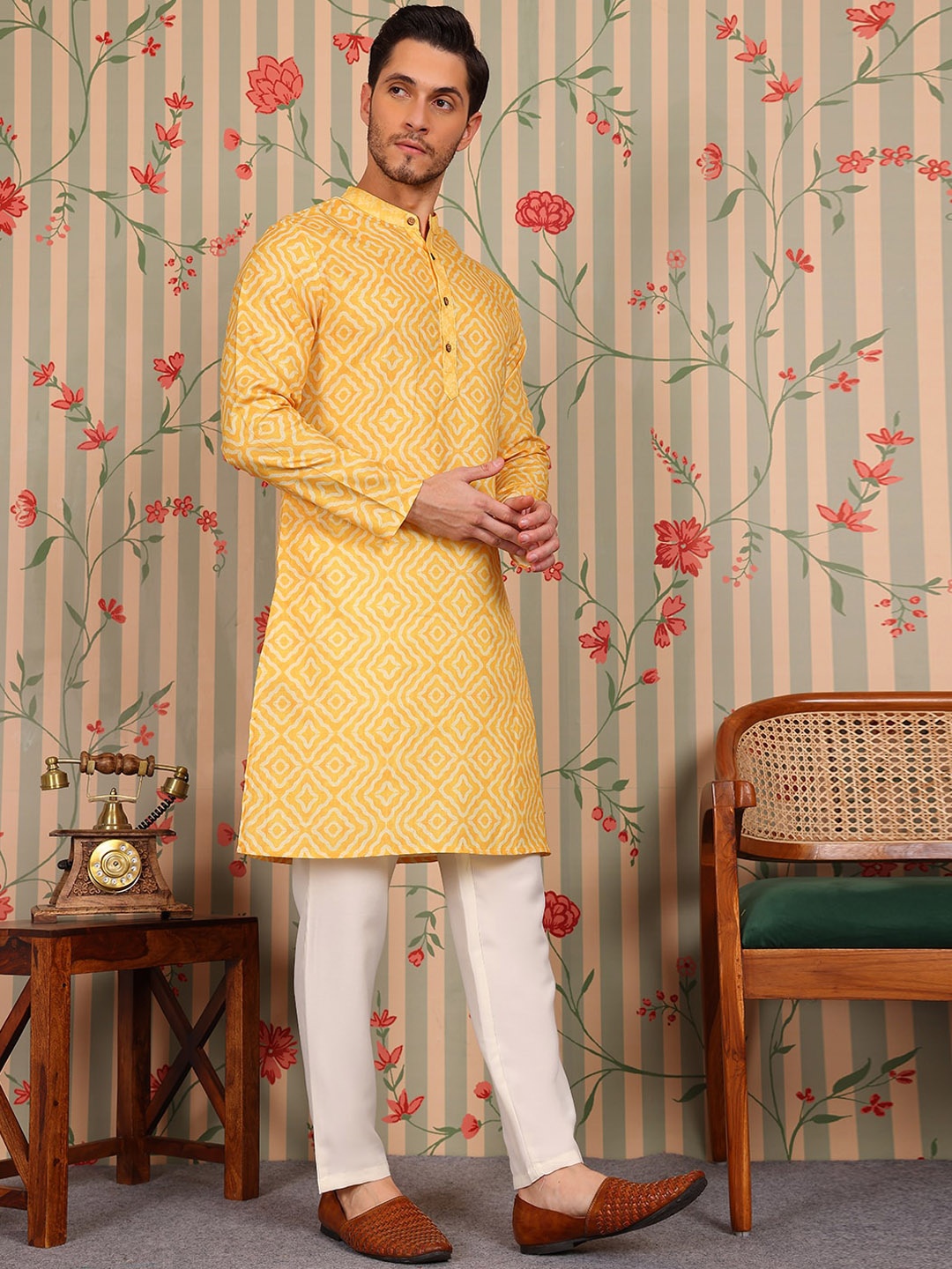 

Ode by House of Pataudi Men Printed Regular Kurta with Pyjamas, Yellow