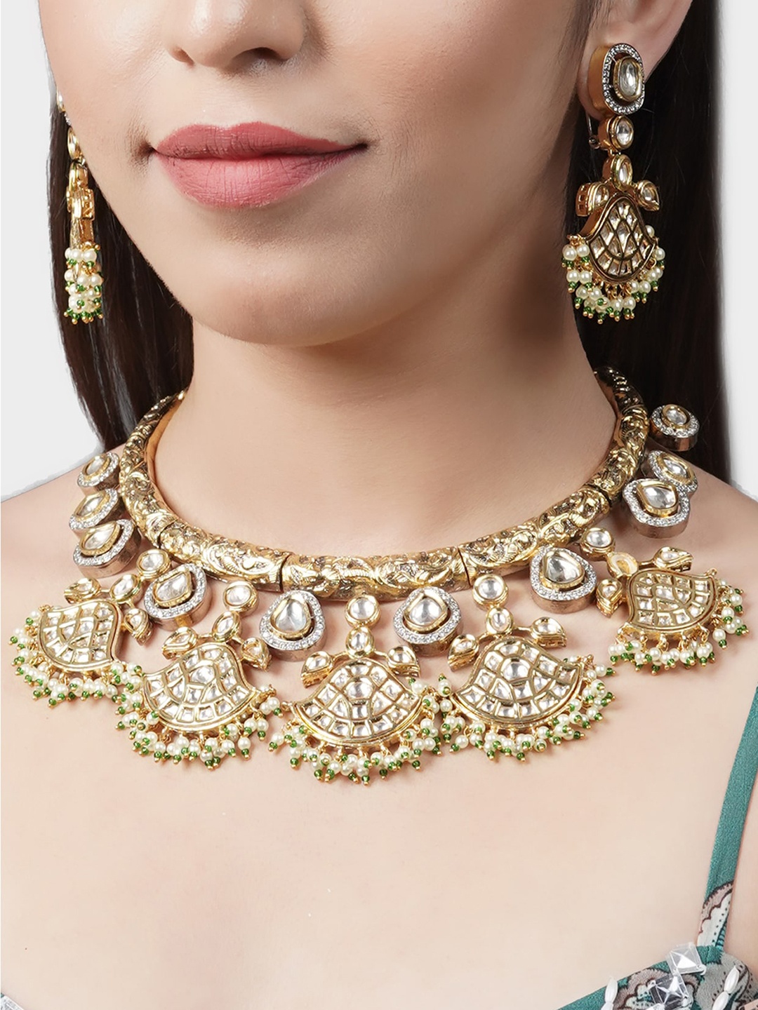 

AURAA TRENDS Gold-Plated Kundan-Studded & Beaded Jewellery Set
