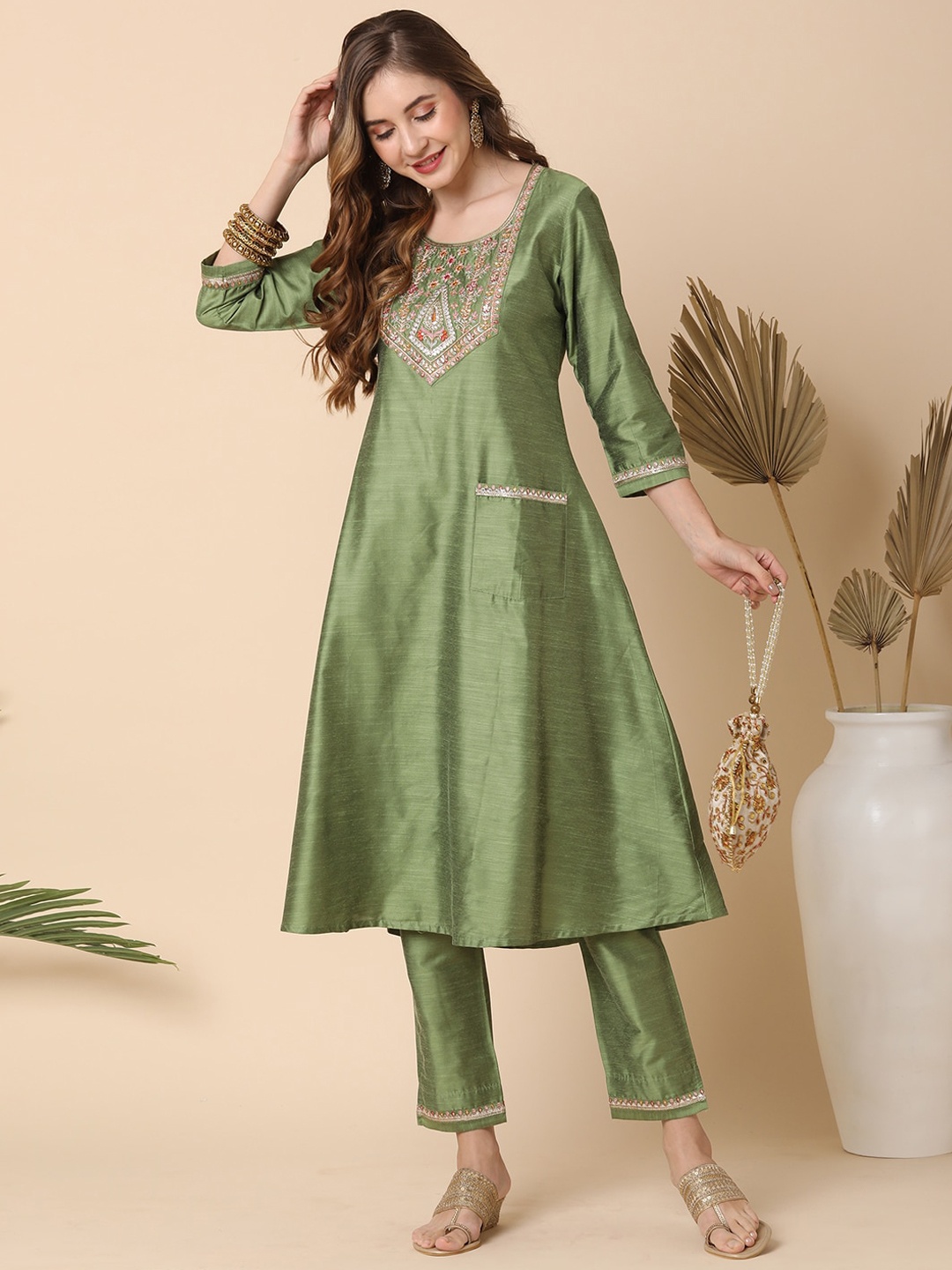 

Globus Floral Embroidered Round Neck Three-Quarter Sleeves Kurta with Trousers, Green