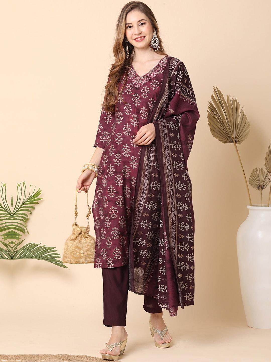 

Globus Women Ethnic Motifs Printed Regular Thread Work Kurta with Trousers & With Dupatta, Burgundy