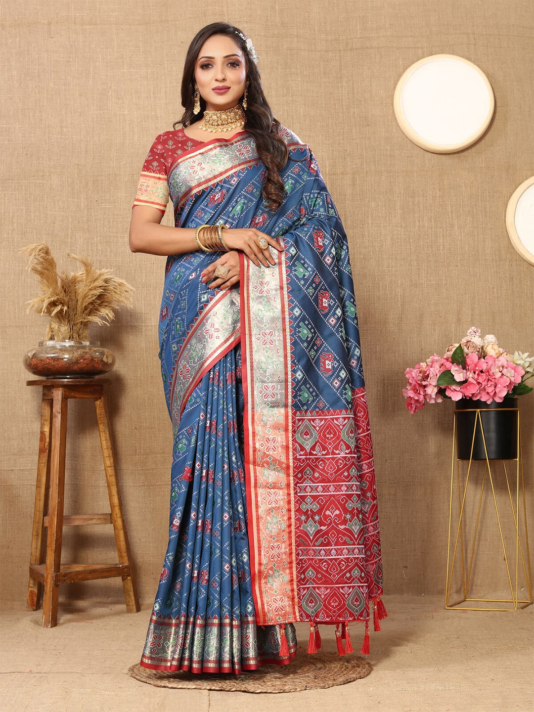 

CATCHY FOREVER Ethnic Motifs Woven Design Zari Patola Saree, Navy blue