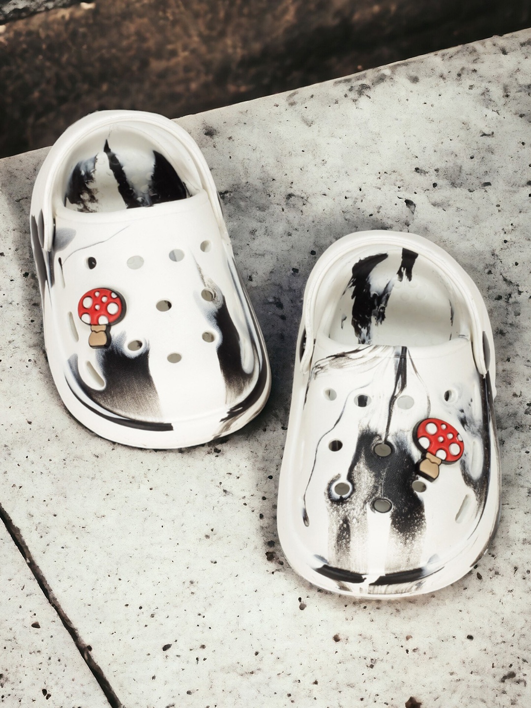 

Lil Lollipop Kids Mushroom Applique Anti-Slip Clogs, White