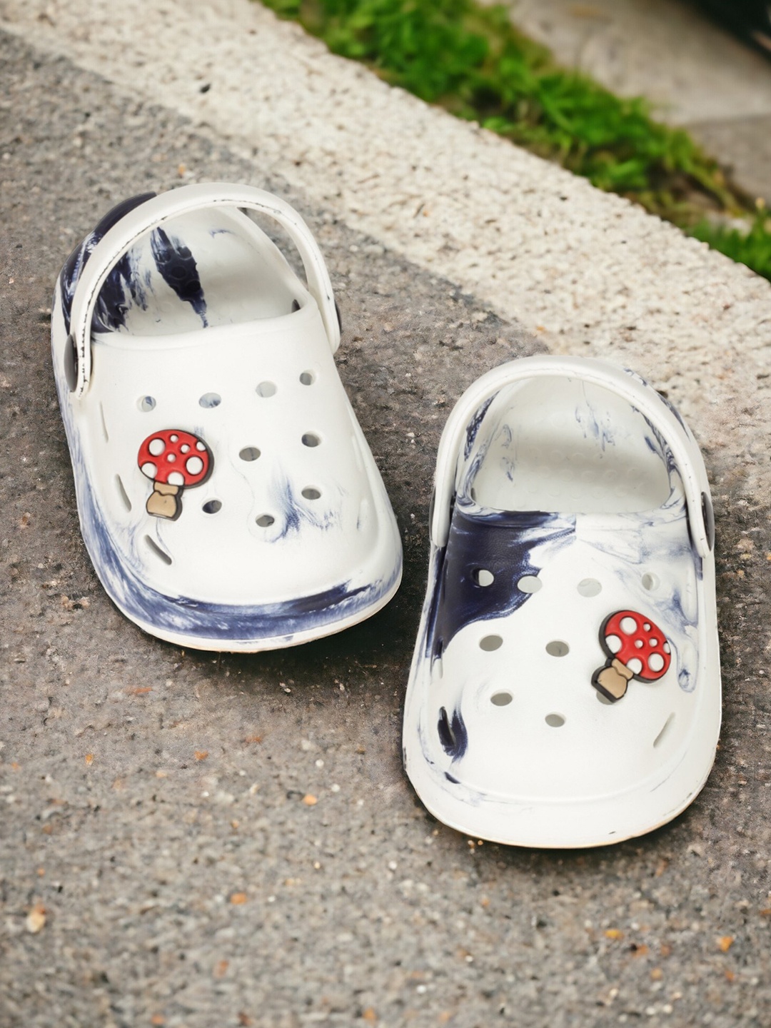 

Lil Lollipop Kids Printed Anti-Slip Clogs, White