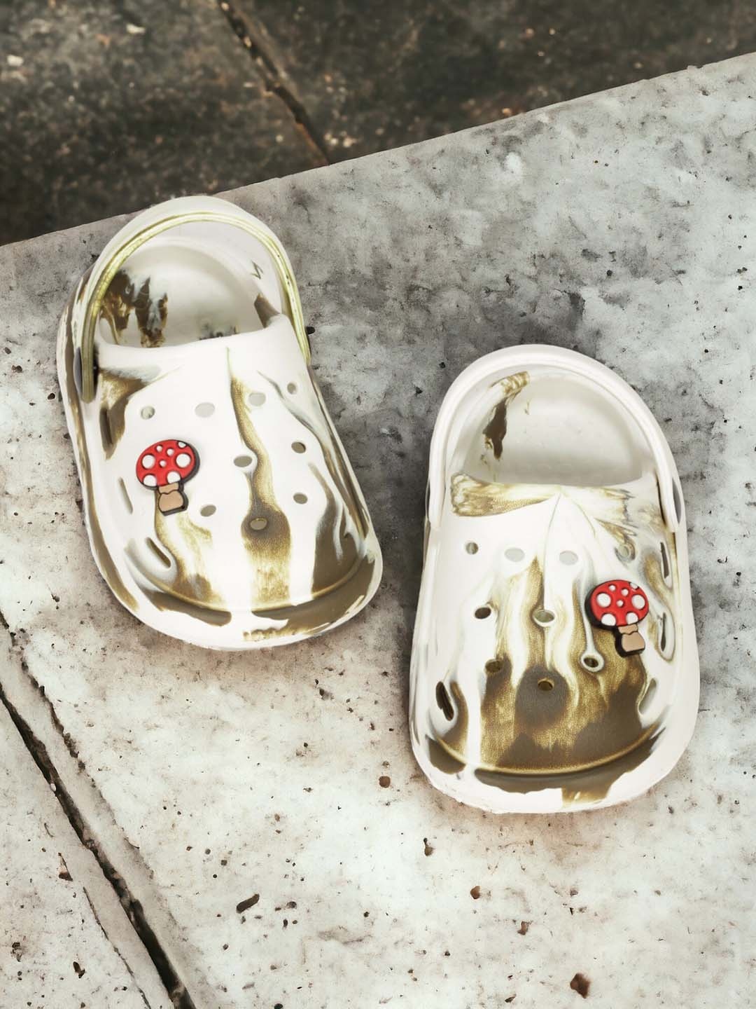 

Lil Lollipop Kids Printed Anti-Slip Clogs, White