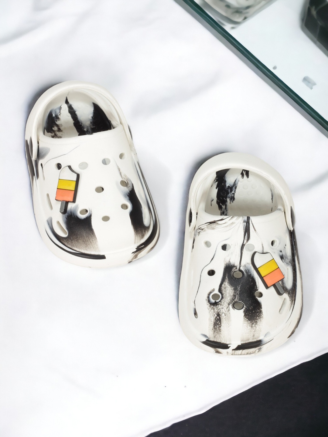

Lil Lollipop Kids Printed Anti-Slip Clogs, White