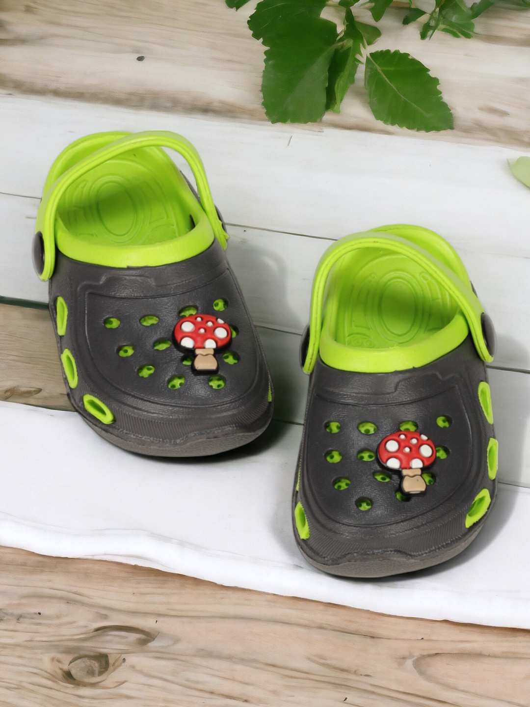

Lil Lollipop Kids Colourblocked Anti-Slip Clogs, Green