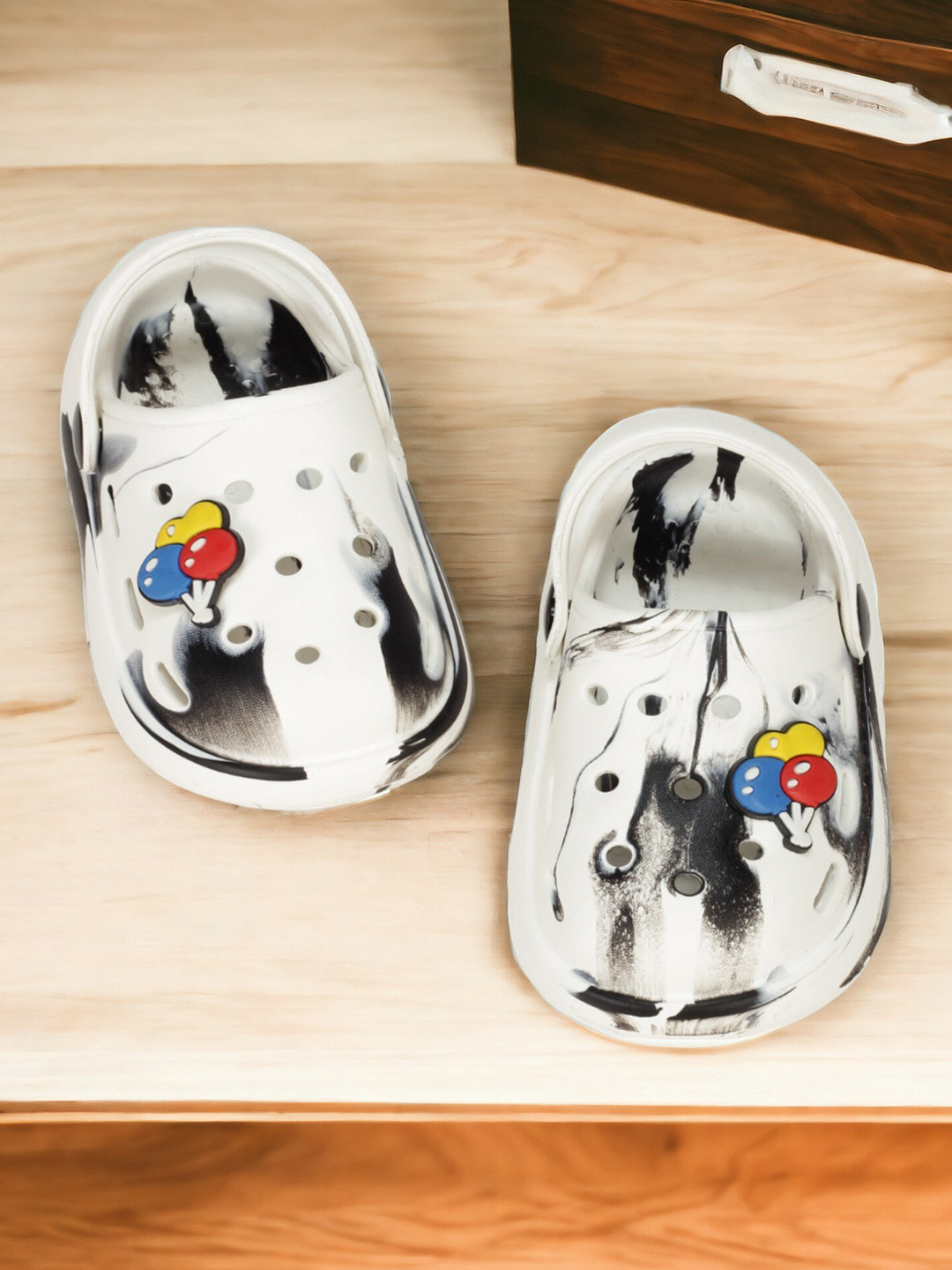 

Lil Lollipop Kids Applique Anti-Slip Clogs, White