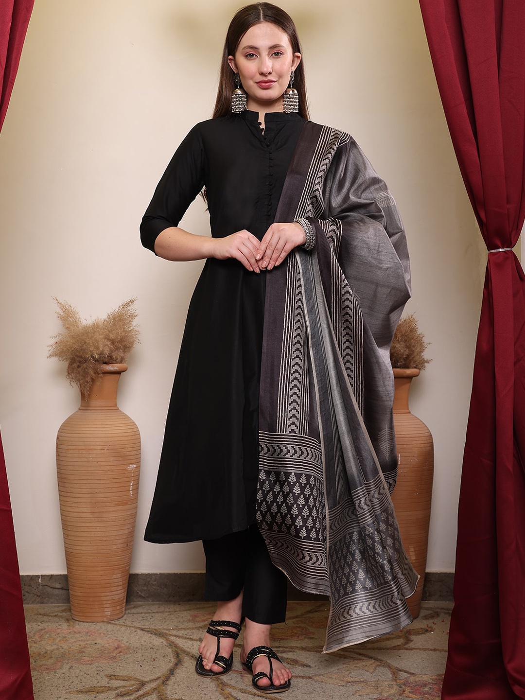

House of Pataudi Mandarin Collar Three-Quarter Sleeves A-Line Kurta Set, Black