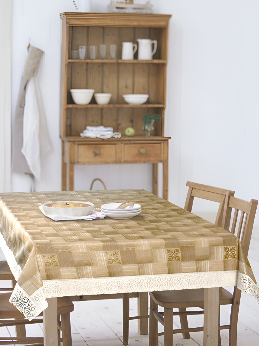 

Freelance Gold-Toned Geometric Printed Waterproof 10-Seater Table Cover