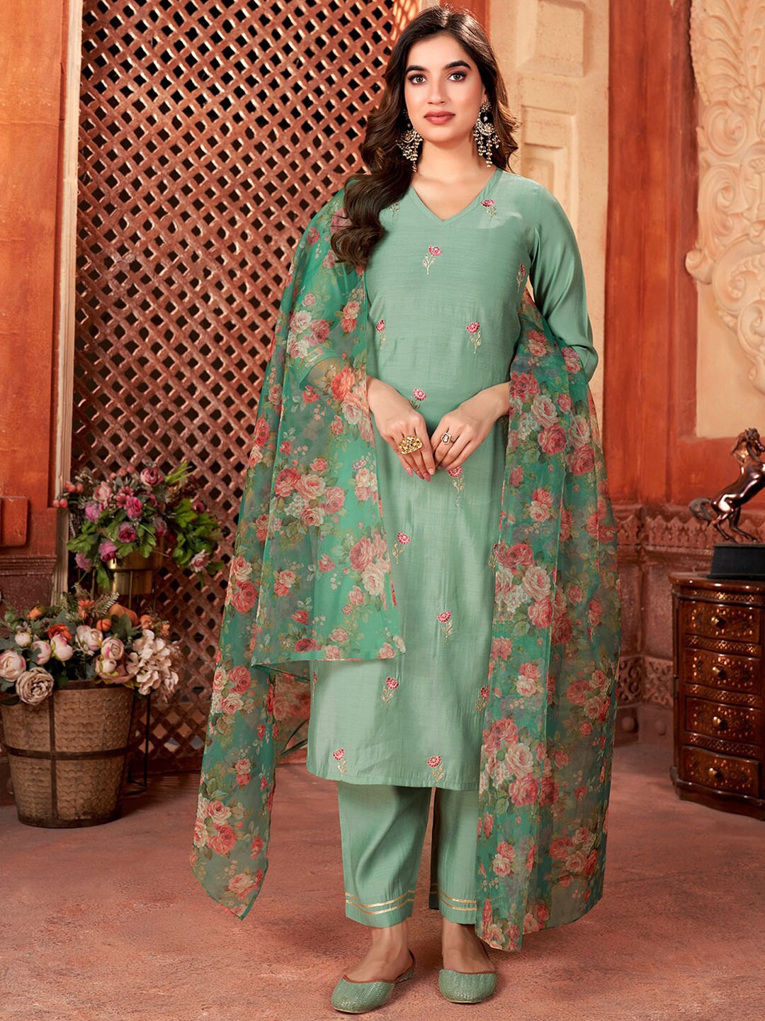 

SKYLEE V-Neck Floral Embroidered Regular Thread Work Kurta Set, Green