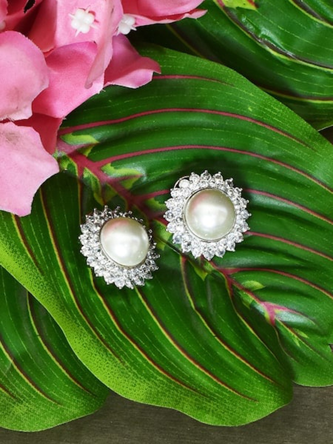 

AURAA TRENDS Rhodium-Plated Zircon-Studded Contemporary Studs Earrings, White
